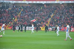 Eskişehirsporlu futbolculardan 1 dakikalık protesto