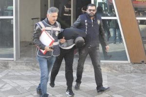 Balkonlardan evlere giren hırsızlar yakalandı