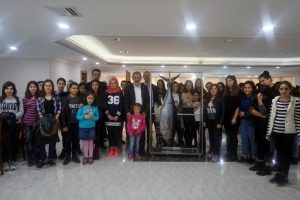 80 kiloluk balık tuttu, &ccedil;ocuklarla birlikte yedi