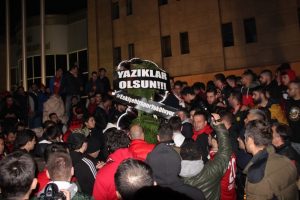 Belediye &ouml;n&uuml;ne siyah &ccedil;elenk bıraktılar