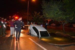 Su borusu patlaması sonucu oluşan &ccedil;ukura otomobil d&uuml;şt&uuml;