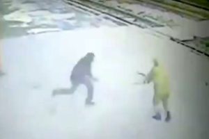 Polise bı&ccedil;aklı saldırı: Saldırgan vuruldu