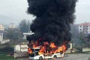 &Ouml;zel halk otob&uuml;s&uuml; alev alev yandı