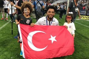 Colin Kazım'dan T&uuml;rk bayraklı şampiyonluk kutlaması