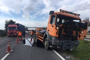 &Uuml;st ge&ccedil;ide takılan tırın dorsesi karayoluna fırladı