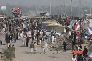 Pakistan'da h&uuml;k&uuml;met ile protestocular uzlaştı