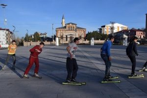 T&ouml;ren alanında antrenmanla kayak yarışlarına hazırlanıyorlar