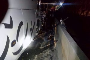 Yolcu otob&uuml;s&uuml; tıra &ccedil;arptı: 14 yaralı