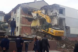 Kocaeli'de iş makinesi yanlış binayı yıktı