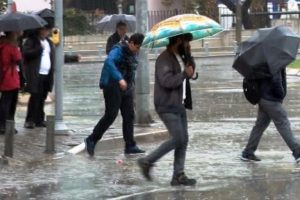 İzmir'de sağanak yağmur zor anlar yaşattı