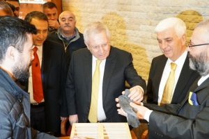 Aziz Yıldırım'a g&uuml;vercin s&uuml;rprizi
