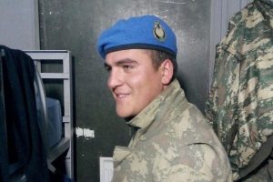 Hakkari'de kayalıktan d&uuml;şen asker şehit oldu
