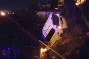 Ticari ara&ccedil; evin &ccedil;atısına u&ccedil;tu