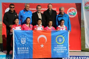 Bursa B&uuml;y&uuml;kşehir'in atletleri k&uuml;rs&uuml;den inmiyor