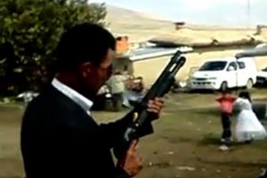 D&uuml;ğ&uuml;nde defalarca havaya ateş a&ccedil;tılar
