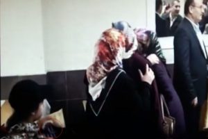 D&uuml;ğ&uuml;ndeki takıları &ccedil;ocuğa &ccedil;aldırdılar