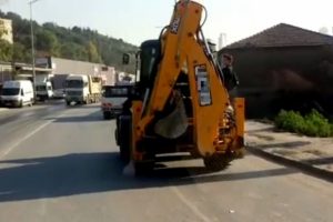 &Ouml;ğrenciler okula iş makinesiyle g&ouml;t&uuml;r&uuml;ld&uuml;