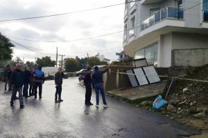 Yeni yapılan sitenin istinat duvarı &ccedil;&ouml;kt&uuml;