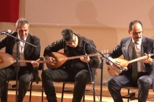 İbrahim Kalın ve Yavuz Bing&ouml;l birlikte saz &ccedil;alıp t&uuml;rk&uuml; s&ouml;yledi