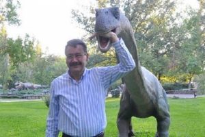 G&ouml;k&ccedil;ek'ten dinozor heykeli a&ccedil;ıklaması!