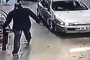 Saldırıya uğrayan gazilerin hasar g&ouml;ren otomobili tamir edildi