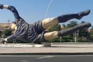 Ankara B&uuml;y&uuml;kşehir Belediyesi'nden a&ccedil;ıklama: Kaleci ve futbolcu heykeli kaldırıldı