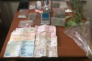 Bursa'da ş&uuml;phe &uuml;zerine durdurulan ara&ccedil;tan uyuşturucu &ccedil;ıktı
