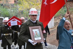 Kayalıklardan d&uuml;şerek şehit olan asker son yolculuğuna uğurlandı