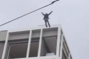 Bunalıma girip kendini 6. kattan boşluğa bırakan adamı, branda kurtardı