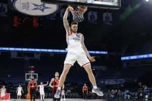 Anadolu Efes farklı kazandı