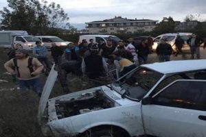 İki otomobil &ccedil;arpıştı: 5 yaralı