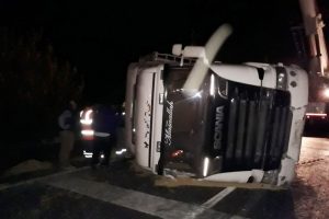 Tır devrildi, karayolunda trafik kilitlendi