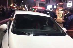 &Ccedil;ocuklarını ara&ccedil;ta bırakan &ccedil;ift panik yaşattı