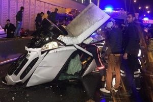 Otomobil k&ouml;pr&uuml;l&uuml; kavşaktan alt yola d&uuml;şt&uuml;: 2 yaralı