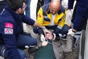 Bursa'da yol ortasında sızan madde bağımlısına aracın &ccedil;arpıp ka&ccedil;tığını sandılar