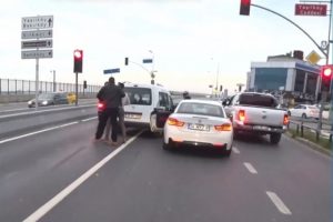 Makas atan s&uuml;r&uuml;c&uuml;n&uuml;n &ouml;n&uuml;n kesip, bı&ccedil;akla saldırdı