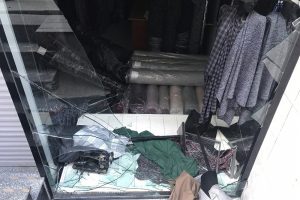20 dakika i&ccedil;eride kaldılar, 50 bin TL'lik kumaş &ccedil;aldılar