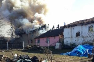 Bursa'da k&ouml;y evi alev alev yandı