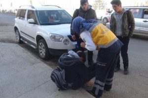 Başına buz k&uuml;tlesi d&uuml;şen liseli yaralandı