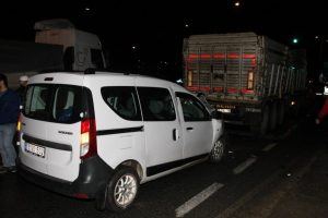 Bursa'da kırmızı ışıkta duran TIR'a arkadan &ccedil;arptı