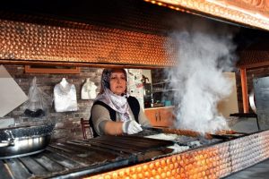 Kocası hastalanınca kebap&ccedil;ı oldu