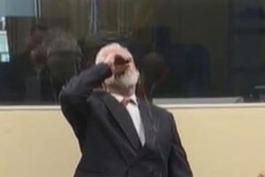 İşkenceci general duruşmada zehir i&ccedil;ti!