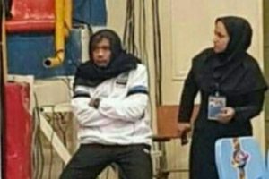 Erkek antren&ouml;r ma&ccedil;ı izlemek i&ccedil;in kadın kılığına girdi