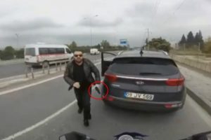 Sen misin korna &ccedil;alan! Şehir eşkıyası...