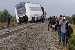 İspanya'da yolcu treni raydan &ccedil;ıktı