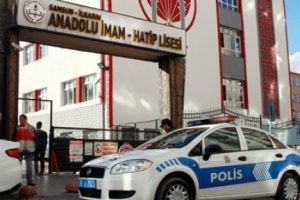 Lise &ouml;ğrencileri arasında bı&ccedil;aklı kavga!