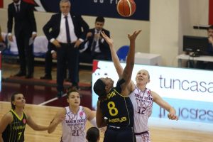 Fenerbah&ccedil;e liderliği Yakın Doğu &Uuml;niversitesi'ne kaptırdı