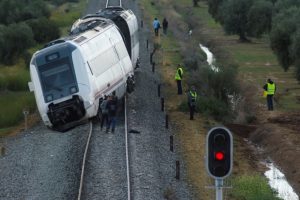 İspanya'da tren raydan &ccedil;ıktı: 30 yaralı