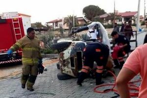 Devrilen forkliftin altında can verdi