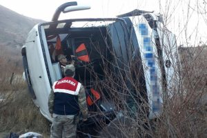 Yolcu otob&uuml;s&uuml; şarampole yuvarlandı!